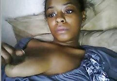 Babe frota su coño para un orgasmo videos lesbicos gratis mientras en la cama