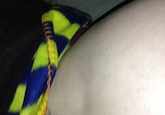 Adolescente con la esbelto cuerpo hace películas pornos la handjob